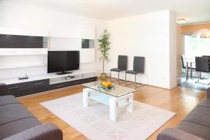 3 rooms Sunny Apartments-Schoenbrunn, 100m2 with balcony