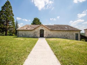 Scenic holiday home in Saint-Maurin with garden