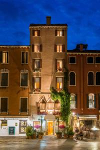 Santo Stefano hotel, 
Venice, Italy.
The photo picture quality can be
variable. We apologize if the
quality is of an unacceptable
level.