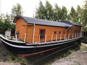 Dutch hausboat "MOLENDIEP" built 1909