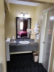 Queen Room - Non-Smoking room in Super 7 Motel