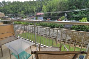 Queen Room with Two Queen Beds - Non-Smoking room in Gatlinburg River Inn