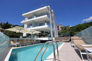 Designed Apartment with swimming pool near the beach 