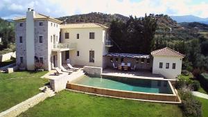 Vikendica Luxurious Infinity Pool Private Villa with Gardens Kalamata Grčka