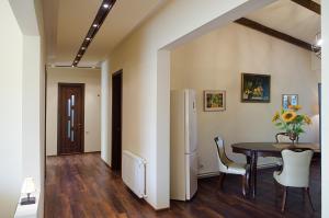 Picturesque Four Bedroom Four Bathrom Penthouse Apartment