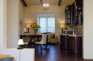 Picturesque Four Bedroom Four Bathrom Penthouse Apartment