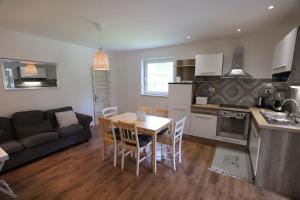 Adventure Cottage with pool and big garden 