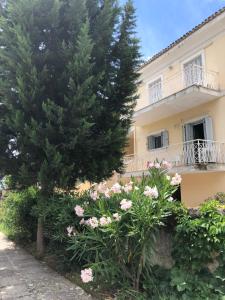 Classy lux apt w/ sea view, garden, parking Corfu Greece