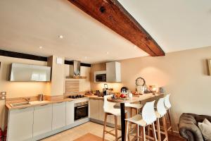 Logis du Parvis ***Face Cathédralein front of the Cathedral***