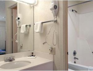 Deluxe King Suite room in Travelodge by Wyndham Parkersburg