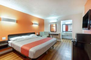 King Room with Roll-in Shower - Disability Access - Non-Smoking room in Motel 6-Houston TX - East