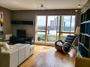 Apartment Overlooking Canal 2 Bedroom