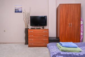 TOP CENTER The Coffee House One Bedroom Apartment