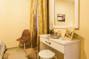 Safe, Central, Smart Double Rooms in apartment, next metro station walk to Acropolis