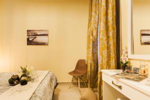 Safe, Central, Smart Double Rooms in apartment, next metro station walk to Acropolis