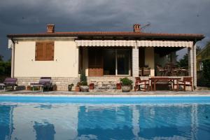 Family house on private property with pool