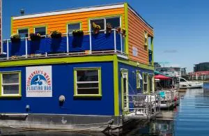 A Float Home B&B in Fisherman’s Wharf - Sooke