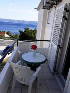 Studio with Terrace and Sea View room in Apartments with a parking space Medici Omis - 1045
