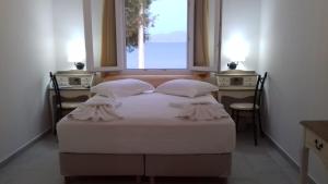 Floras Rooms Milos Greece