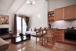 Deluxe One-Bedroom Apartment room in Mazis Apartments