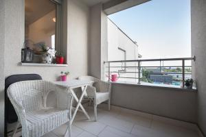 Cozy & Modern Studio with Balcony