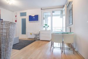 Cozy & Modern Studio with Balcony 