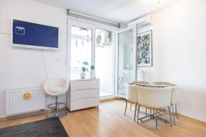 Cozy & Modern Studio with Balcony