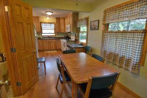 Three-Bedroom House room in Thirty Point Lodge Condo