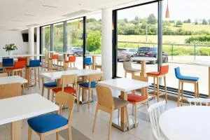 Hôtel AKENA BESANCON - 萨兰莱班