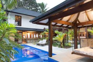 obrázek - Spice At Oak Award Winning Luxury Absolute Oceanfront House Oak Beach Near Port Douglas