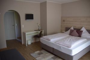 Classic Double or Twin Room with Balcony room in Seegasthof Breineder - Familien & Seminarhotel