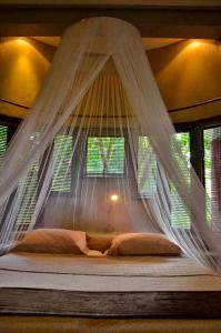 Tingala Lodge - Bed in the Bush