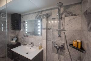 Appartements Remodeled Parisian Apartment : photos des chambres
