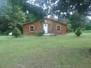Cedar cabin located on a buffalo farm - Saint Joe