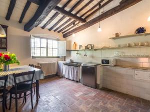 Belvilla by OYO Plush Farmhouse with Swimming Pool