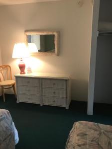 Suite with Kitchenette room in Gold Crest Motel