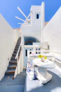 Christinas Cave House