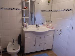 B&B / Chambres d'hotes Maison Maton : Chambre Familiale avec Salle de Bains Privative