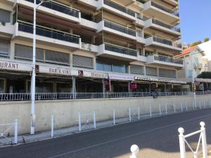 Appartements Goeland 3, studio classe climatise, wifi, terrasses petite vue mer laterale au 3 eme etage sans ascenseur : photos des chambres