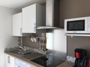 Goeland 3, studio classé climatisé, wifi, terrasses petite vue mer latérale au 3 ème étage sans ascenseur