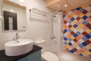 Amir B&B train station & elevator with parking lot