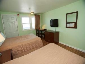 Deluxe Room with Two Double Beds room in Marguerite Motel