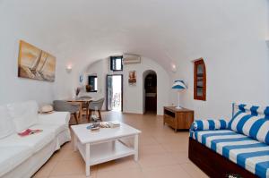 Honeymoon Cave Suite with Caldera View