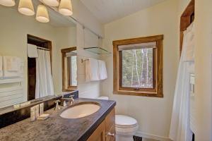 Three-Bedroom House room in Elk Horn Cabin