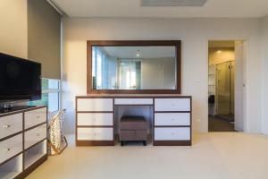 The Palm at Veloche Group by Lofty