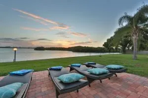 Oceanfront home with sunset views of Sarasota Bay and heated pool - Osprey