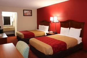 Double Room with Two Double Beds - Smoking room in Econo Lodge Chesapeake Route 13 and I-464