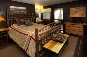 Family Room with Mountain View room in Cobblescote on the Lake