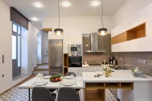 Residenza Rithymna Centro with a private roof terrace and hot tub