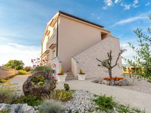 Lush Apartment in Omi alj near Seabeach 